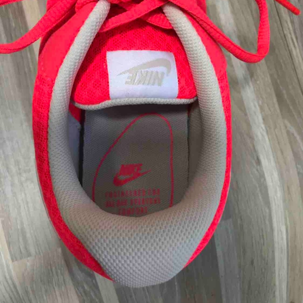 NWT Nike Tanjun Coral Red W AUTHENTIC - Picture 6 of 7